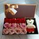 Набор подарочный: мишка + 12 мыльных роз, в коробке. Цвет - красный.
