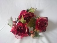 Венок декоративный из роз, 30 см, красный.