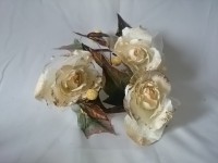 Венок декоративный из роз, 30 см, белый с золотом.