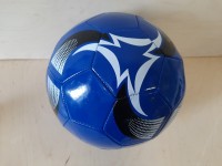 Мяч футбольный, цвет - синий.