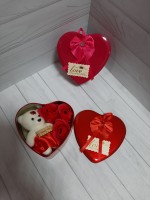 Набор подарочный: мишка с 3-мя мыльными розами, в металлическом сердце.  Цвет - красный.