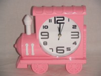 Будильник на батарейках "Паровоз" розовый 18*16 см., пластик