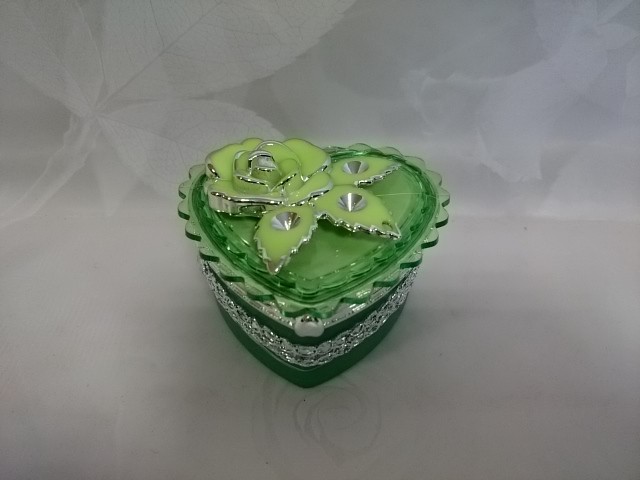 Шкатулка зеленая "Сердце" с зеркалом, 9*9*4,5 см, пластик.