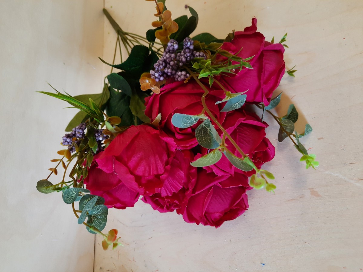 Букет флористический "розы с бутонами и добавками" 11 групп, цвет - красный, 50 см, цена за 1 букет. 