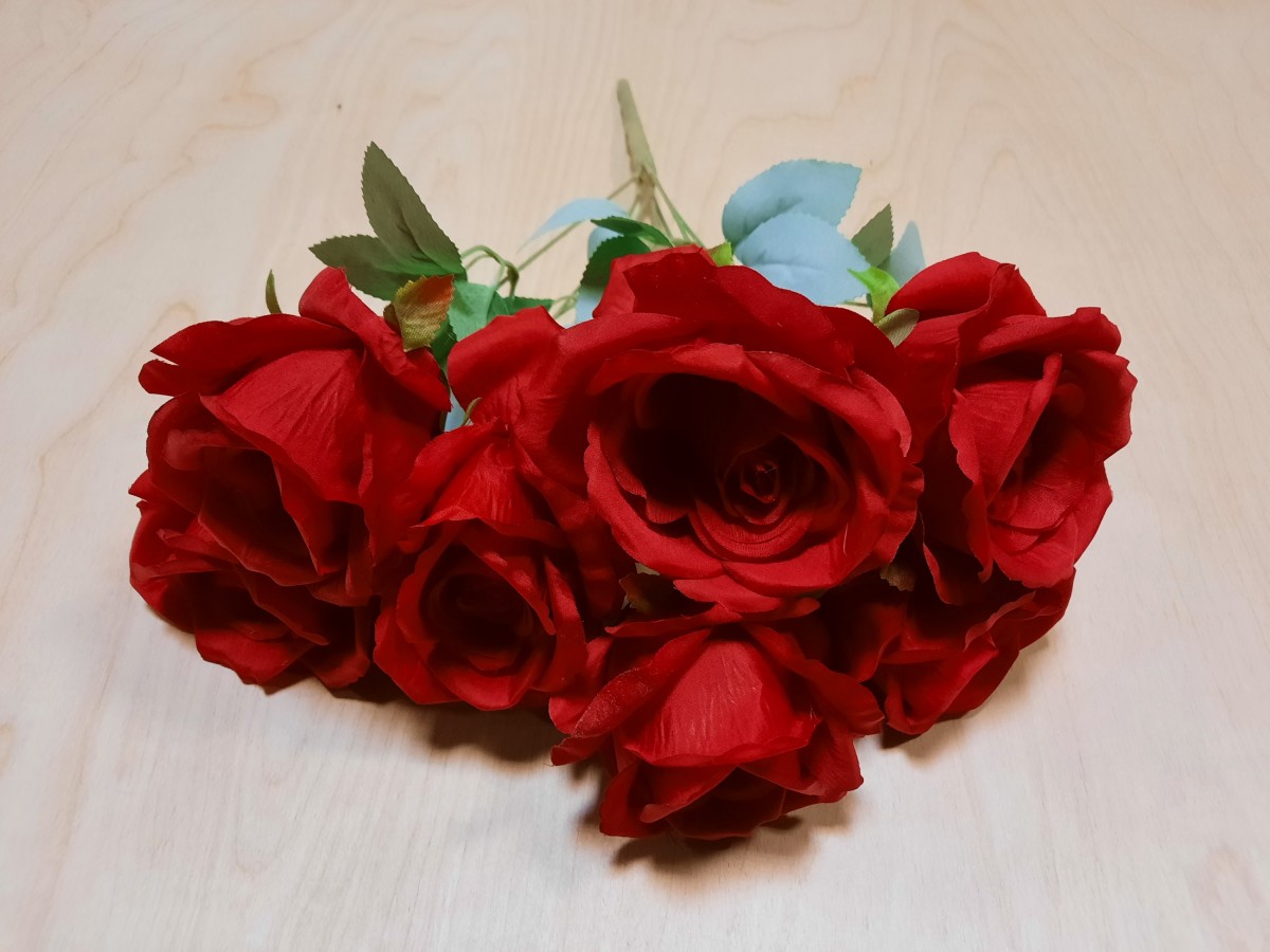 Букет роз из 7 голов, 42 см, цвет - красный.