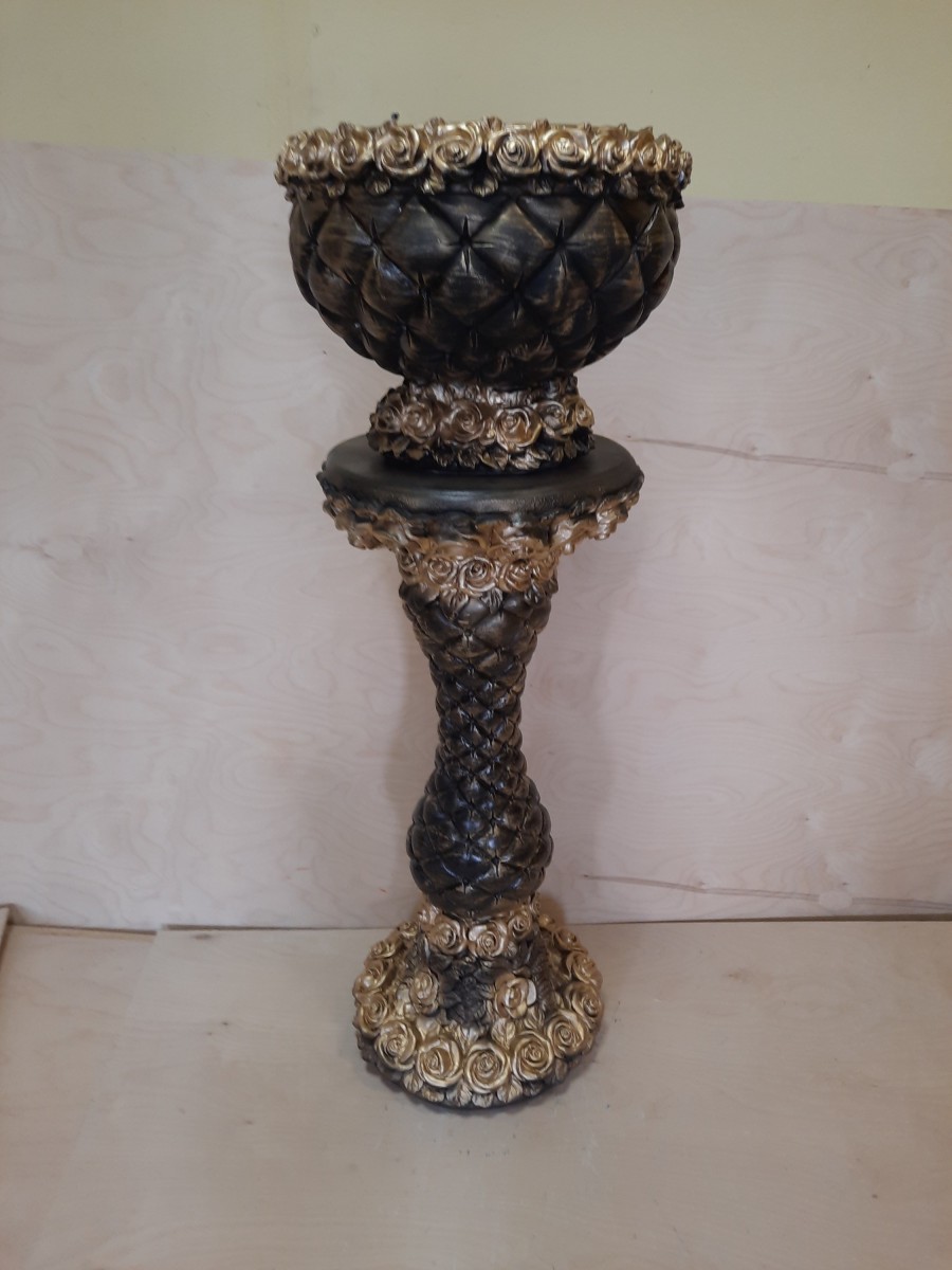 Комплект "Розы" из 2 предметов: ваза + колонна, h - 113 см. Цвет - чёрный с золотом.