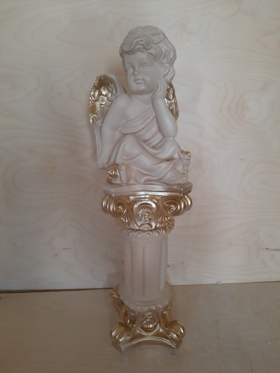 Сувенир Ангел на колонне сидя слоновая кость, 52 см, гипс.