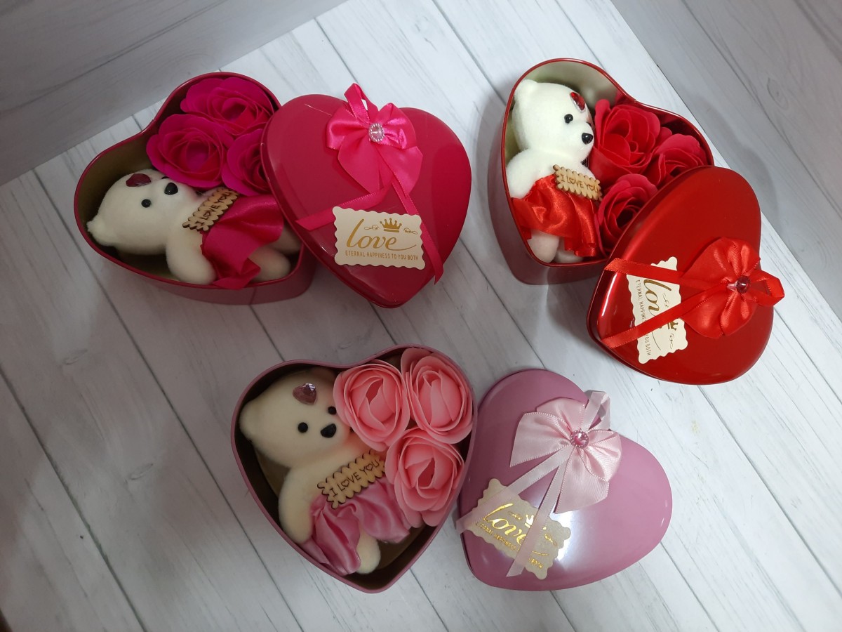Набор подарочный: мишка с 3-мя мыльными розами, в металлическом сердце.  Цвет - в ассортименте.