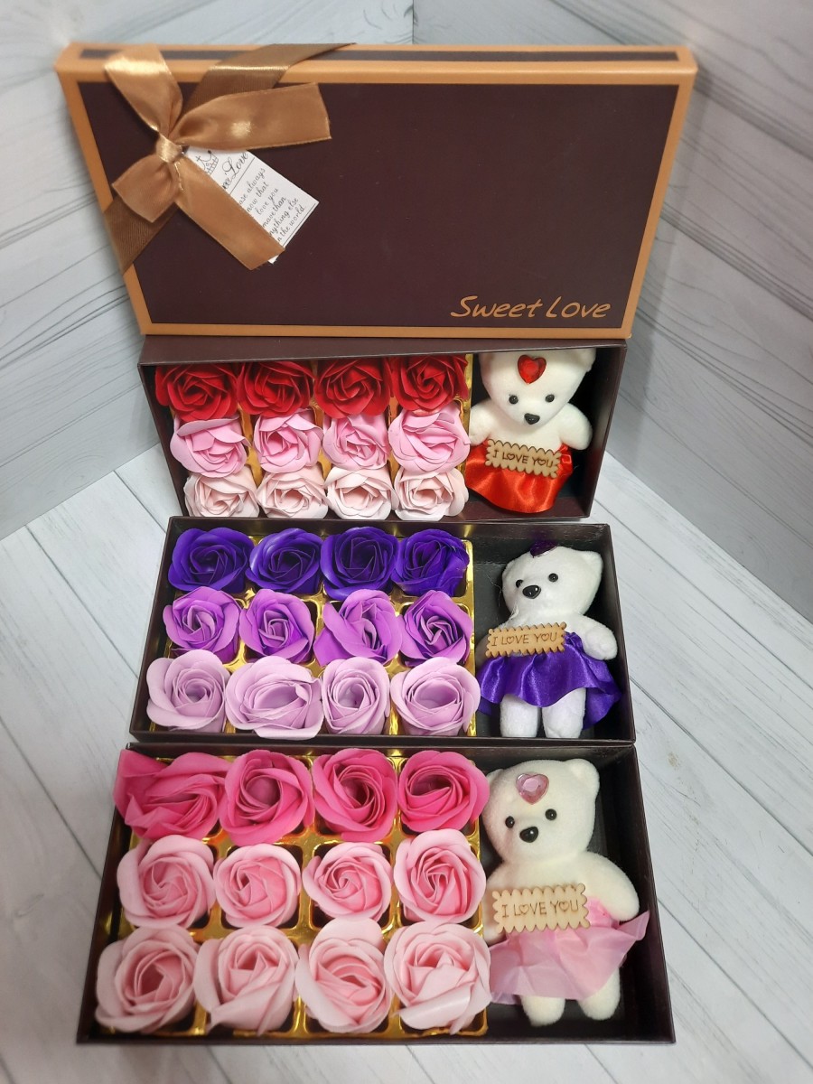 Набор подарочный: мишка + 12 мыльных роз, в коробке. Цвет - в ассортименте.