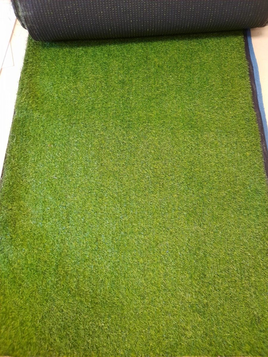 Ковровое покрытие "трава искусственная", цена за один квадратный метр - ширина 1 метр длина 1 метр.  (рулон шириной 1 метр, длина отрезается метрами).