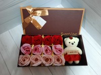 Набор подарочный: мишка + 12 мыльных роз, в коробке. Цвет - красный.