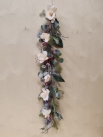Лиана новогодняя: ель с шишками и цветами магнолии 123см, бежевые цветы.